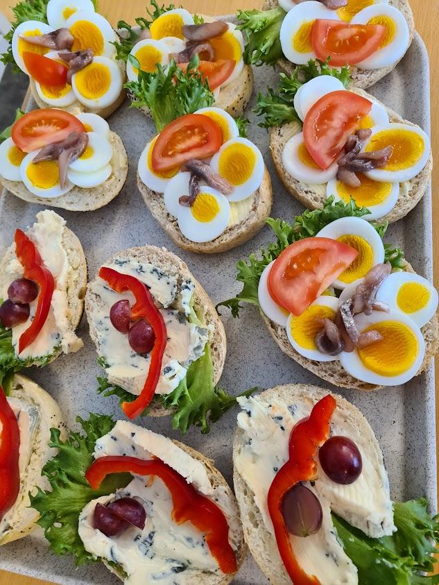 Gubbene spiser frokost sammen