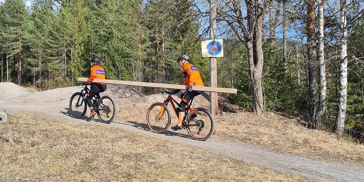 Bilde/illustrasjon for Dugnad i sykkelløypa bak skolen Dugnad i sykkelløypa bak skolen