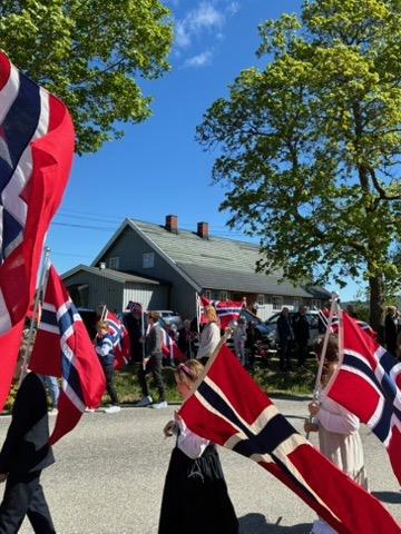 I års som i fjor blir det cafe på Heimly 17. mai! Her vil barnetoget passere kort tid etter de starter.\nVi åpner dørene kl 10.00 og starter med Ord for dagen av sokneprest Kristin Sundt. Det blir sang og musikk. Deretter blir det café med kaffe og saft, rundstykker, kaker og is. Frivillig betaling med vipps eller kontanter.\nVi har sitteplasser både inne og ute.\nAvslutter kl 12.30.\nDette er et samarbeid mellom Normisjon og kirken i Lunner.\nHjertelig velkommen!