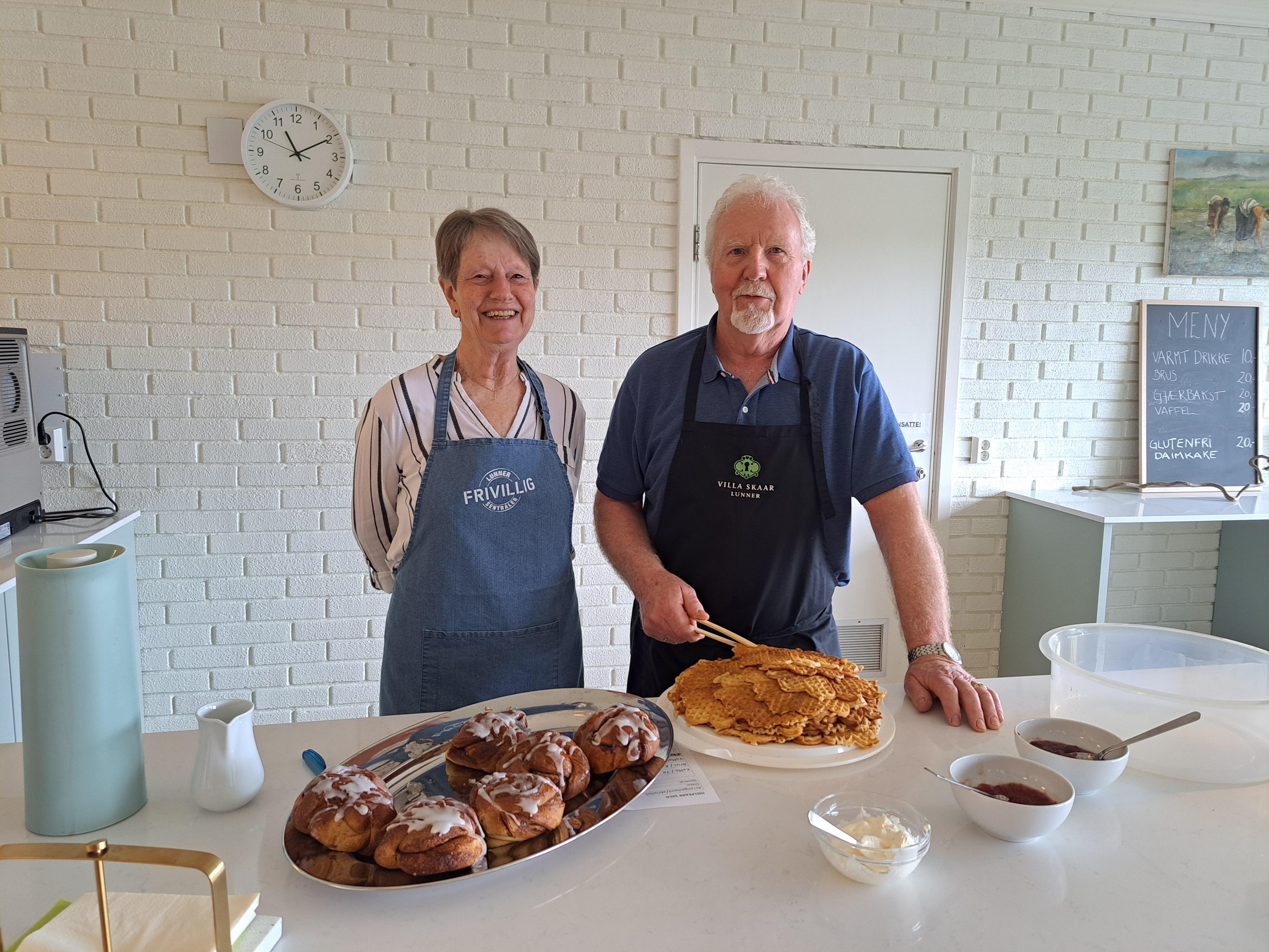 Kafé Villa Skaar er åpen hver mandag (med unntak av skoleferier) fra 11:00-13:00.\nHer får du kjøpt vafler, kaffe og te og kanskje noe fersk gjærbakst ;)\nKaféen er åpen for alle og her kan du drikke en kopp kaffe mens du nyter den fine utsikten over Kalvsjøvannet.\nKaféen drives av frivillige tilknyttet Lunner Frivilligsentraler Nord i samarbeid med Villa Skaar. \nMålet er ikke å tjene penger, men å skape en trivelig samlingsplass på Villa Skaar Sykehjem. \n